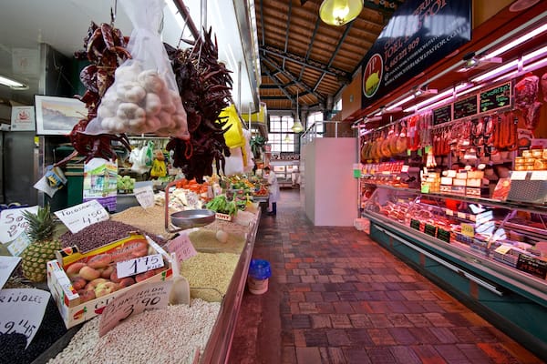 Mercado de la Esperanza mit einem Innenansichten, Speisen und MĂ€rkte