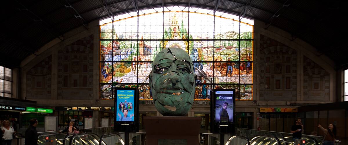 Bilbao que incluye vistas interiores, arte y elementos del patrimonio