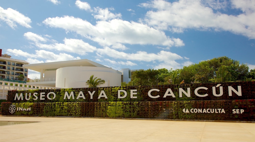 Museo Maya de Cancun som visar skyltar