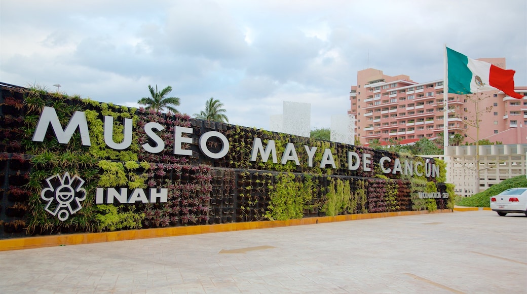 Museo Maya de Cancún caracterizando um jardim e sinalização