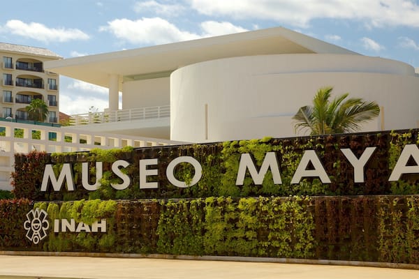 Museo Maya de Cancún mettant en vedette jardin et signalisation