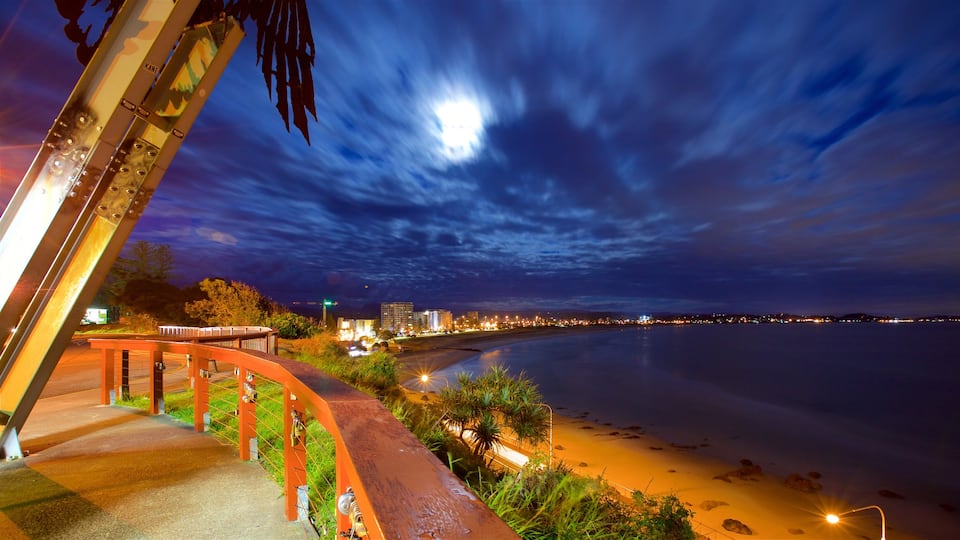 Coolangatta que incluye una ciudad costera, una playa y vistas generales de la costa