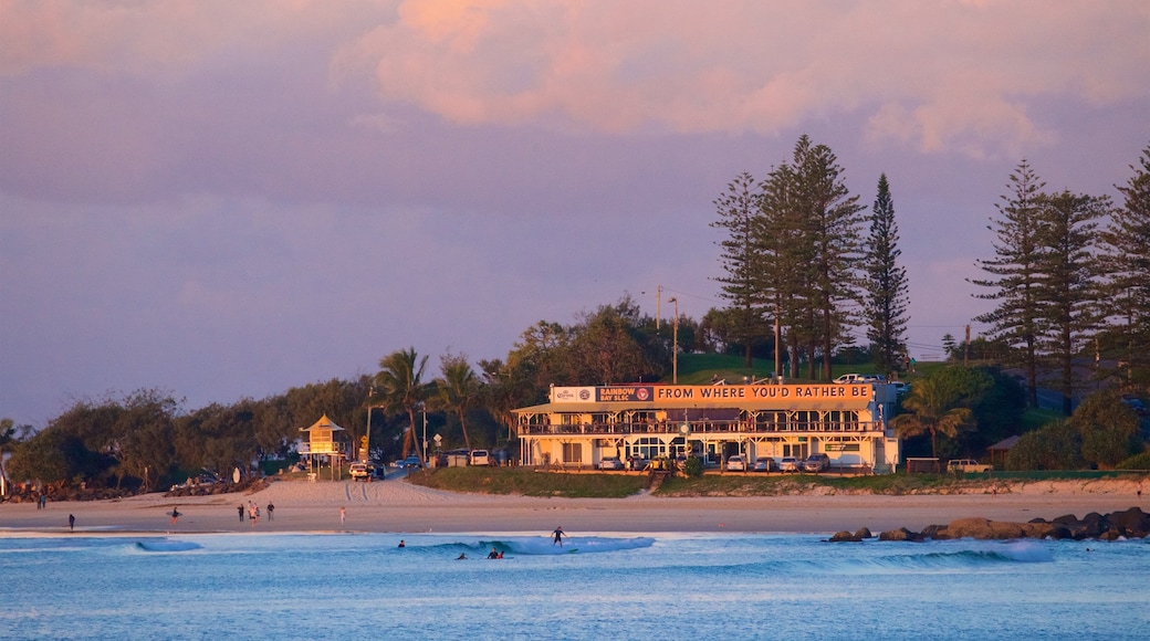 Playa de Coolangatta mostrando vista general a la costa, una playa de arena y un atardecer