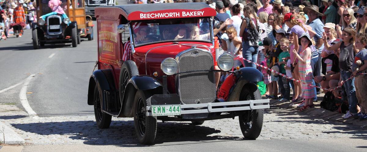 Beechworth welches beinhaltet Festival und Geschichtliches sowie große Menschengruppe