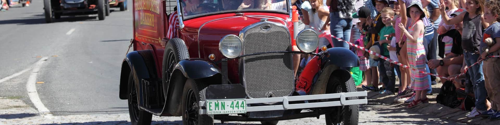 Beechworth featuring a festival and heritage elements as well as a large group of people