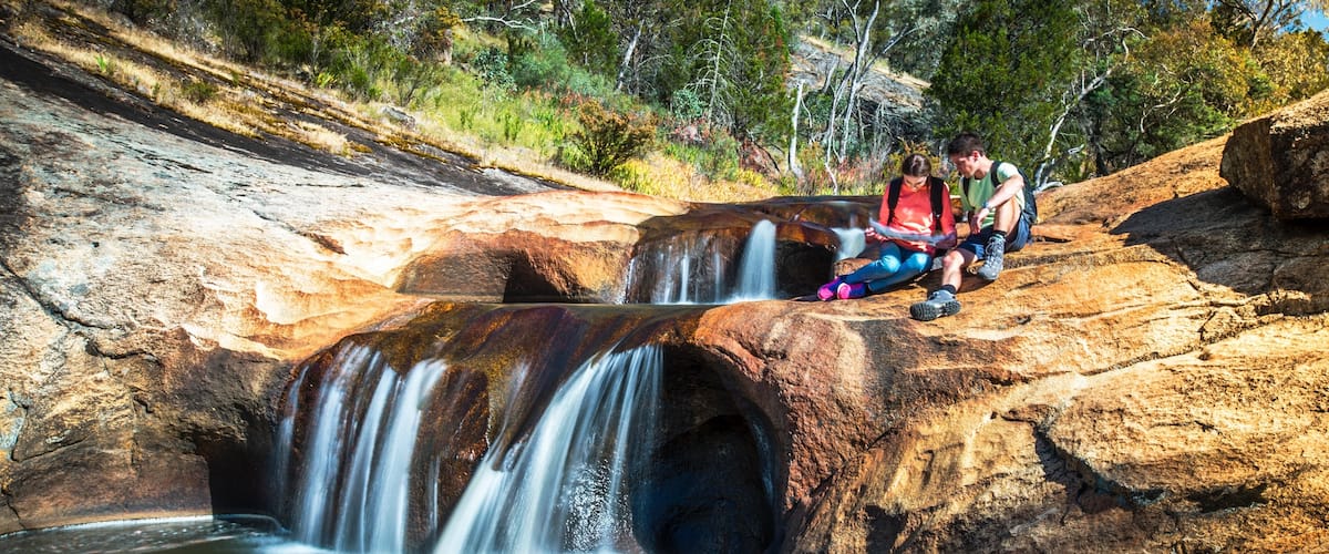 Beechworth ofreciendo un río o arroyo y también una pareja