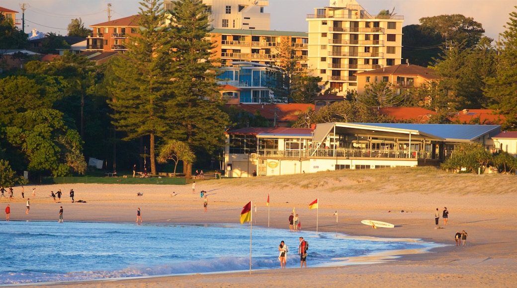 Playa de Coolangatta mostrando una playa, un atardecer y una localidad costera