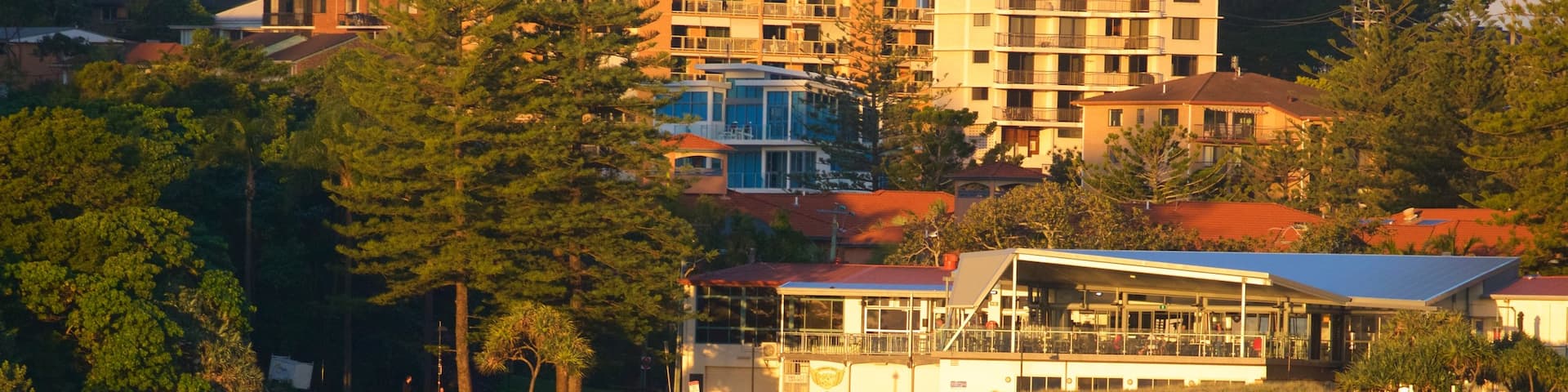 Plage de Coolangatta montrant coucher de soleil, vues littorales et ville côtière