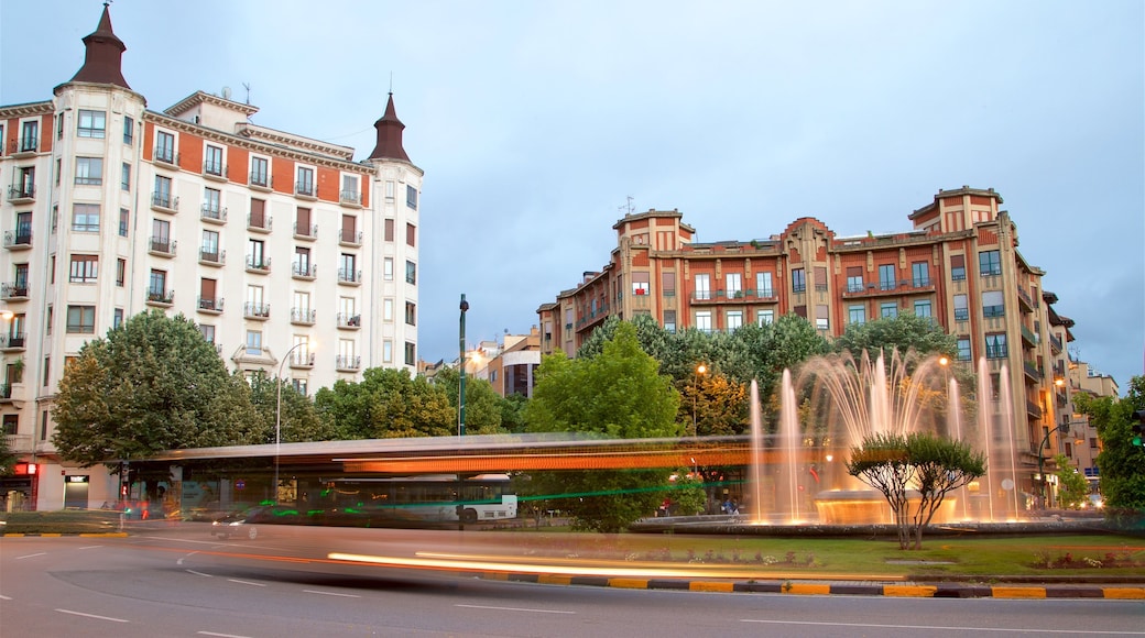 Plaza Principe de Viana som inkluderer park, by og fjell