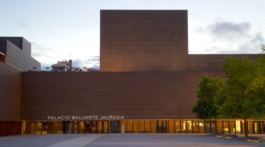 Palacio de Congresos y Auditorio de Navarra welches beinhaltet Beschilderung