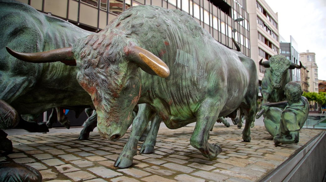 Monumento al Encierro inclusief een standbeeld of beeldhouwwerk en kunst in de open lucht