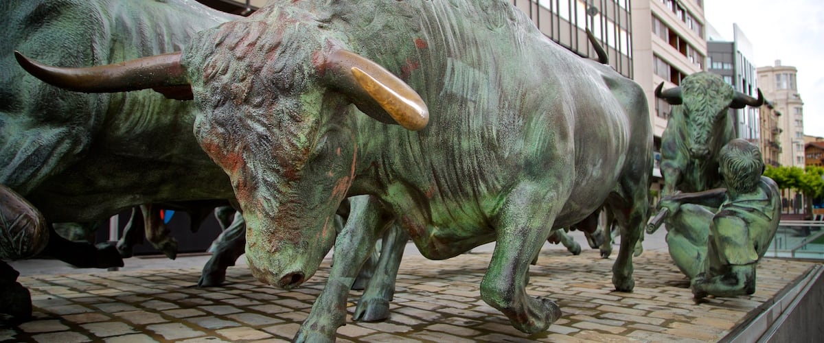 Monumento al Encierro inclusief een standbeeld of beeldhouwwerk en kunst in de open lucht