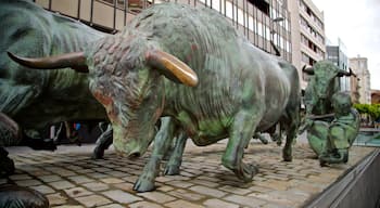 Monumento al Encierro toont een standbeeld of beeldhouwwerk en kunst in de open lucht