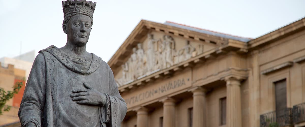 Plaza del Castillo que incluye elementos del patrimonio y una estatua o escultura