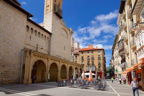 Iglesia de San Nicolás welches beinhaltet Straßenszenen und Stadt sowie kleine Menschengruppe