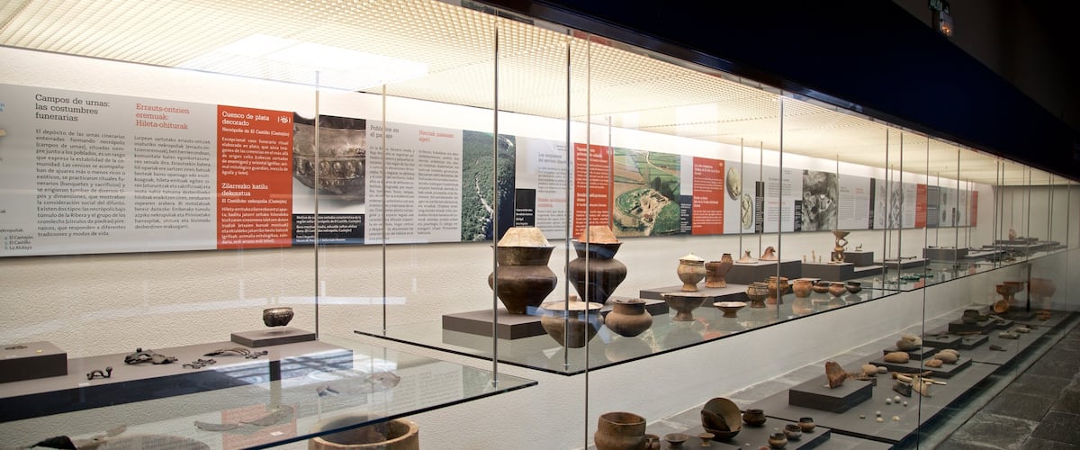 Museo de Navarra ofreciendo elementos patrimoniales y vistas de interior
