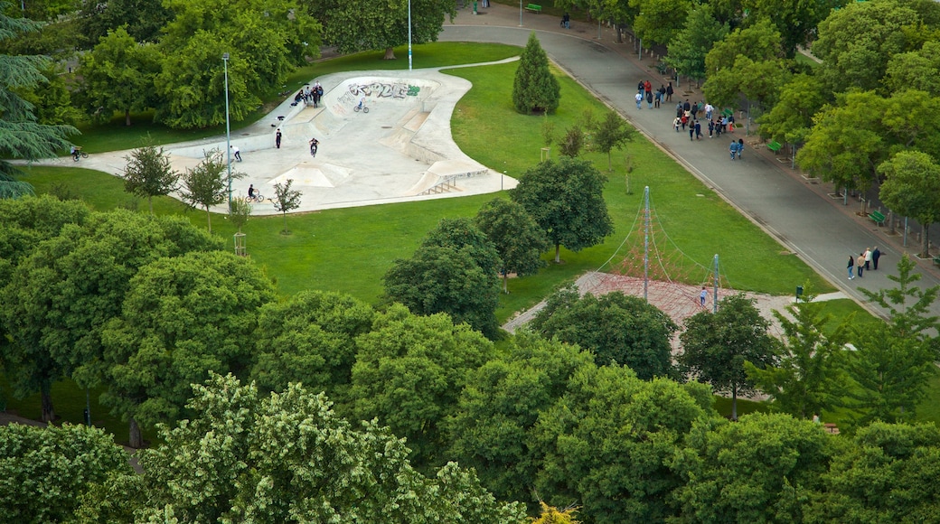 Ciudadela ofreciendo un jardín y también un grupo pequeño de personas