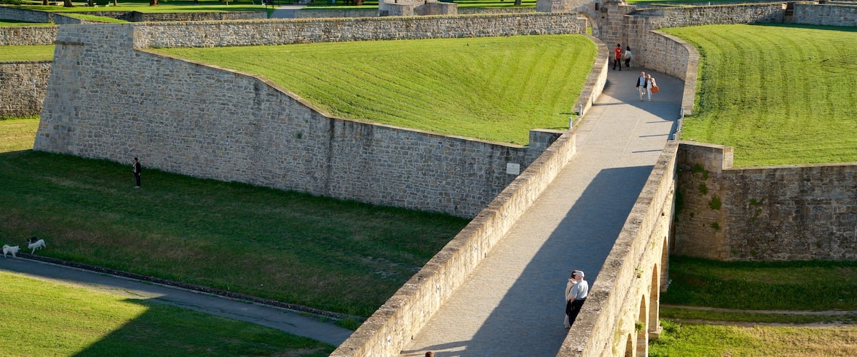 Ciudadela que incluye vistas panorámicas, elementos patrimoniales y un puente