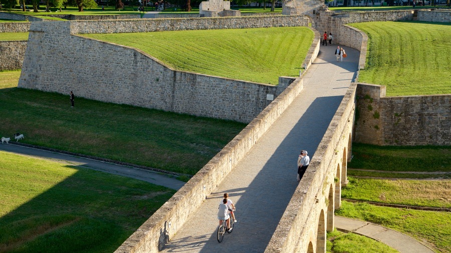 Ciudadela que incluye vistas panorámicas, elementos patrimoniales y un puente