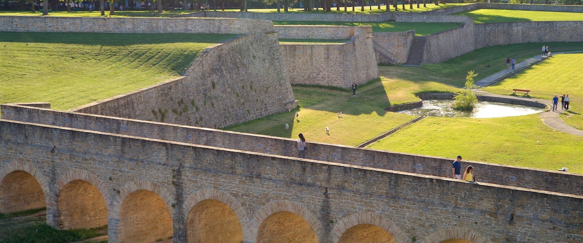 Ciudadela inclusief een park, een brug en historisch erfgoed