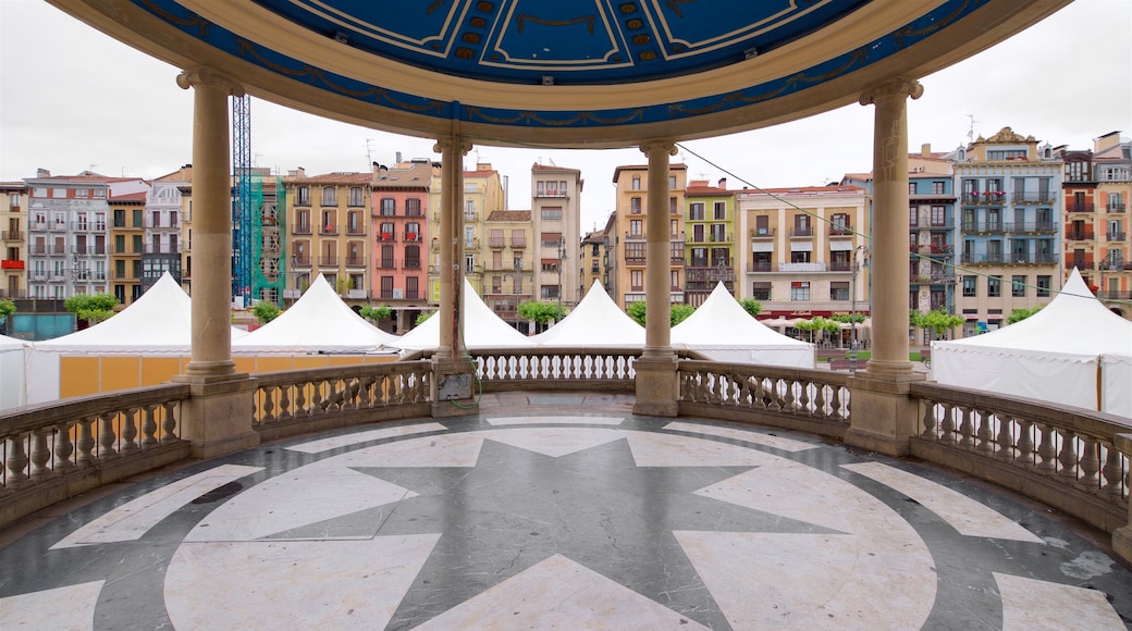 Plaza del Castillo showing a city