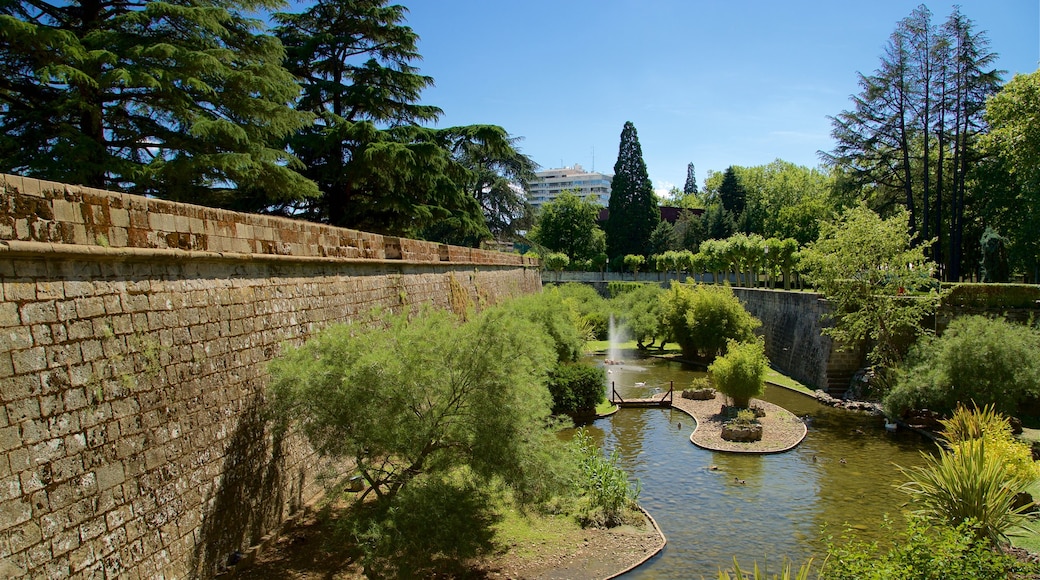 Parque de la Taconera mit einem Fluss oder Bach