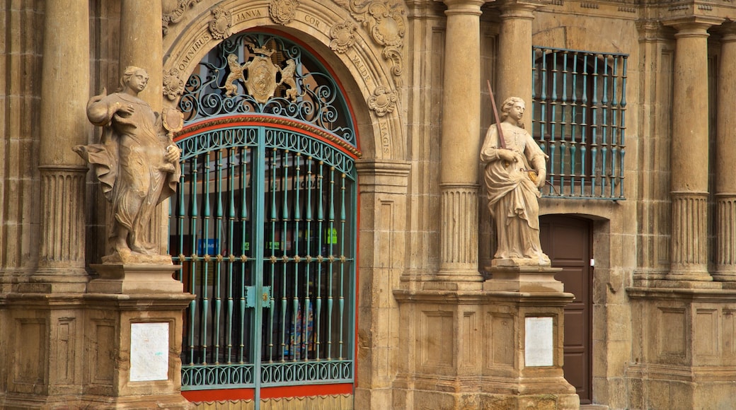 Stadhuis van Pamplona bevat historisch erfgoed en een standbeeld of beeldhouwwerk