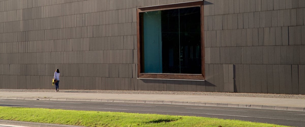 Palacio de Congresos y Auditorio de Navarra ofreciendo escenas cotidianas y también una mujer