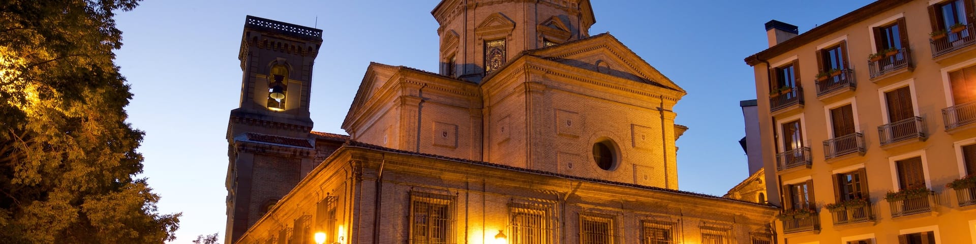 Parroquia San Lorenzo which includes heritage architecture and night scenes