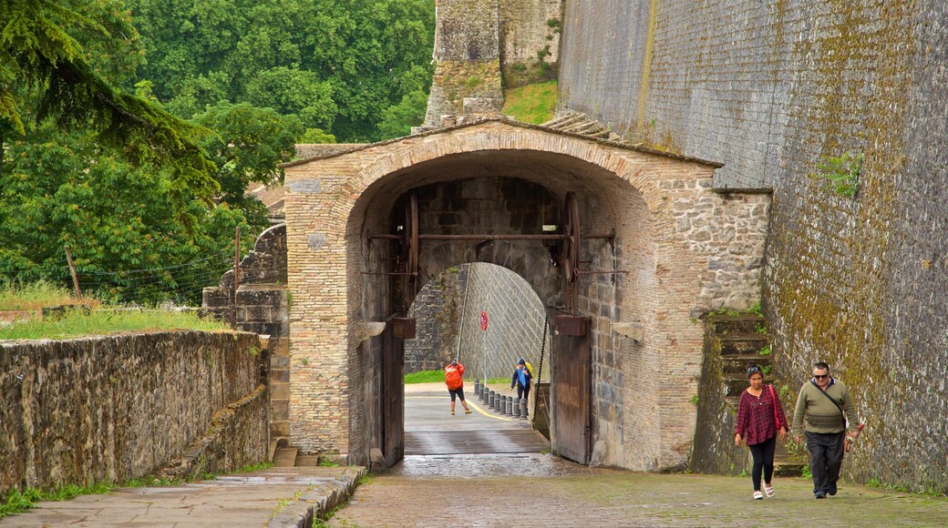 Centro de Interpretación de las Fortificaciónes de Pamplona inclusief historisch erfgoed en ook een stel