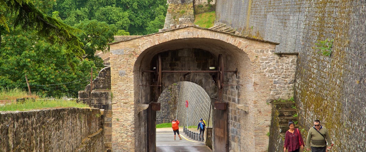 Centro de Interpretación de las Fortificaciones de Pamplona mostrando elementos patrimoniales y también una pareja