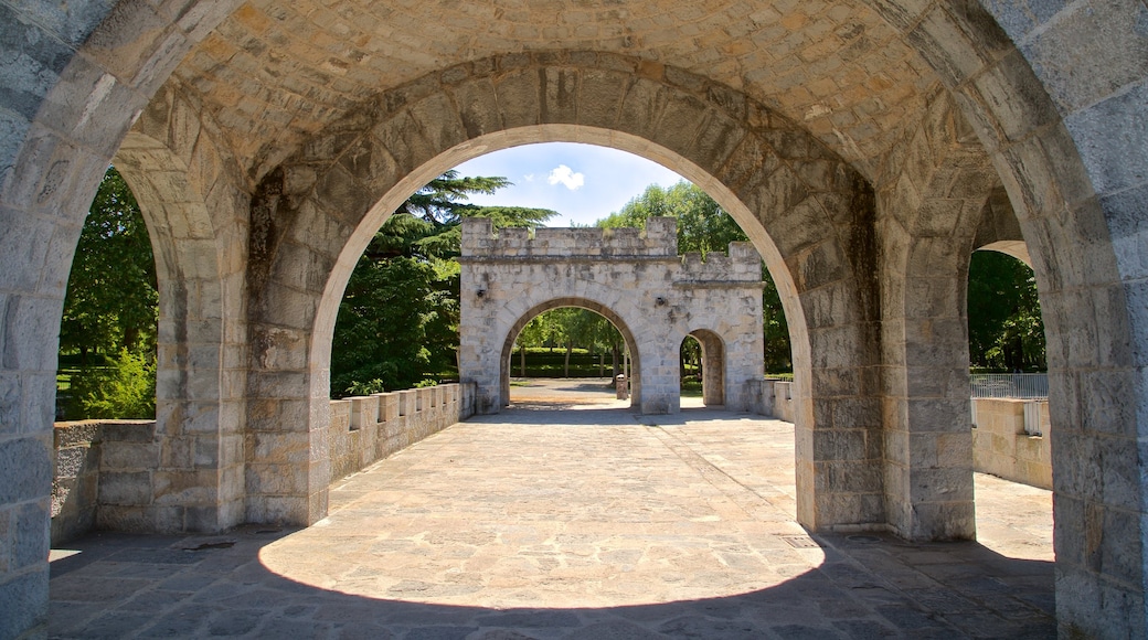 Mura di Pamplona e Centro Interpretativo mostrando vista interna e oggetti d\'epoca