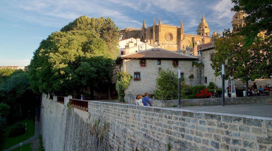 Centro de Interpretación de las Fortificaciónes de Pamplona toont historisch erfgoed en ook een klein groepje mensen