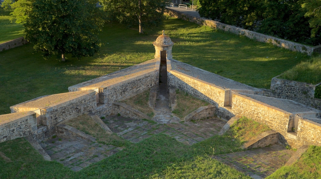 Centro de Interpretación de las Fortificaciónes de Pamplona inclusief historisch erfgoed en een park