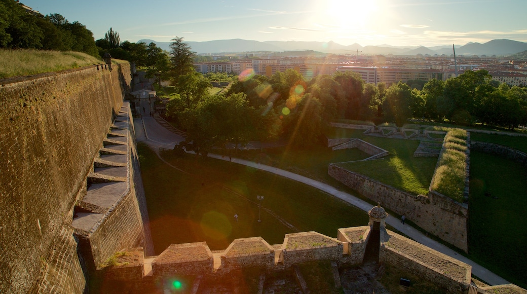 Mura di Pamplona e Centro Interpretativo caratteristiche di città, vista del paesaggio e tramonto