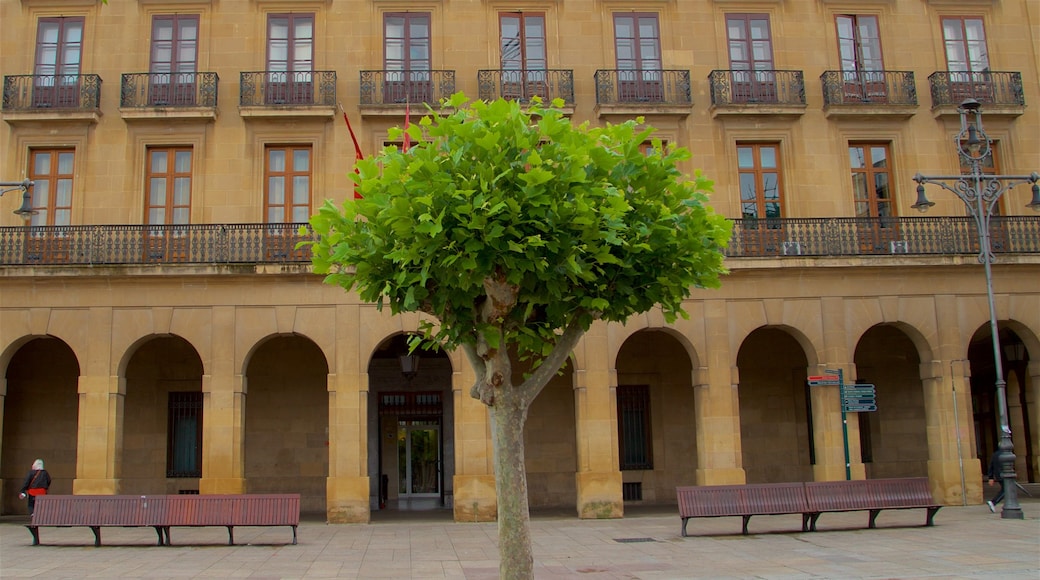 Palacio de Navarra toont een plein en historisch erfgoed