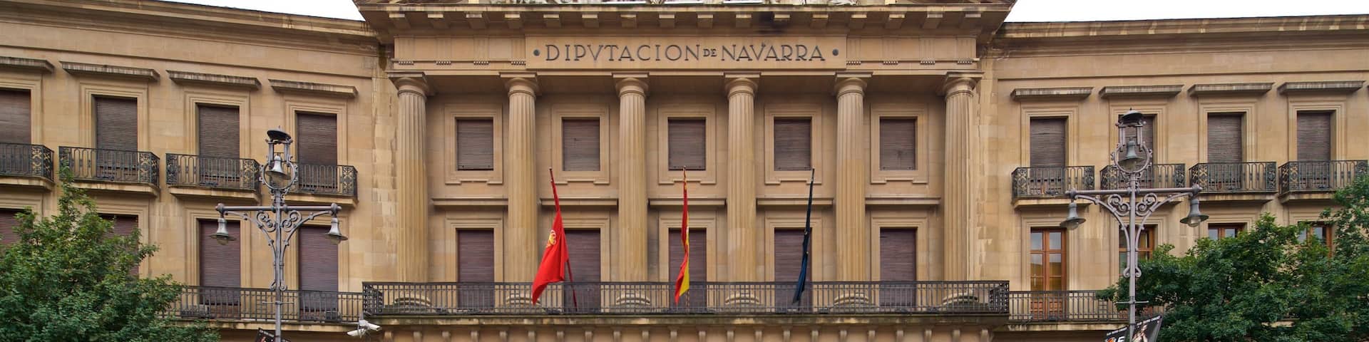 Palacio de Navarra which includes heritage architecture and a square or plaza