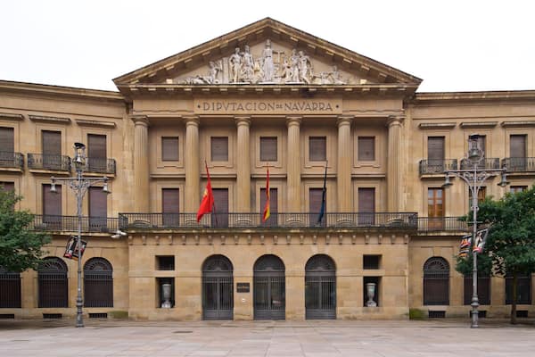 Palais Palacio de Navarre qui includes patrimoine architectural et square ou place