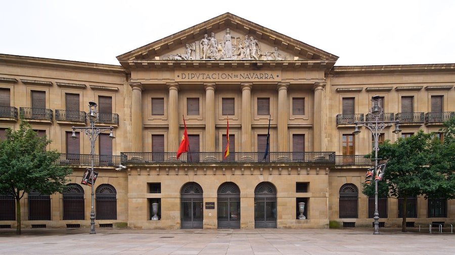Palacio de Navarra showing a square or plaza and heritage architecture