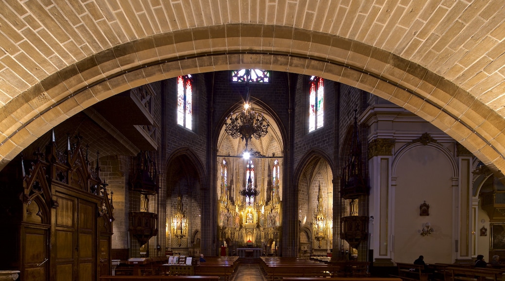 Iglesia de San Saturnino ofreciendo vistas de interior, una iglesia o catedral y elementos patrimoniales