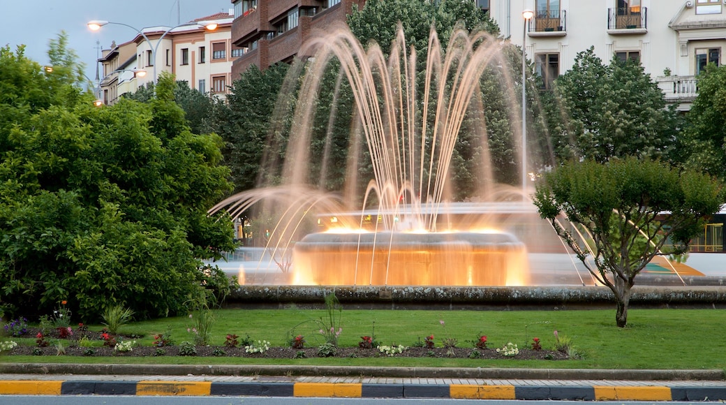 Plaza Principe de Viana showing a garden and a fountain