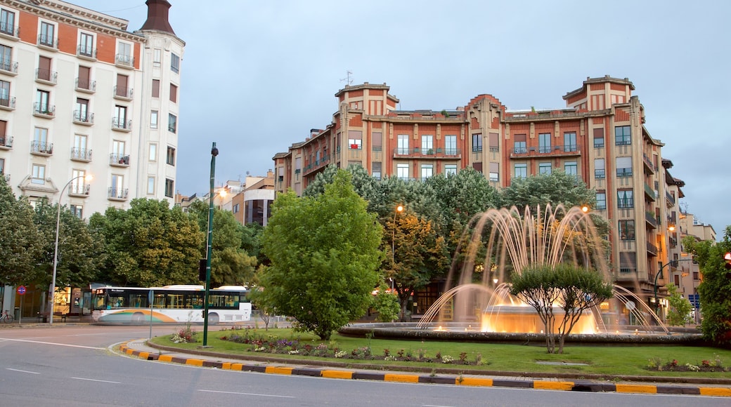 Plaza Principe de Viana showing a city, a garden and heritage elements