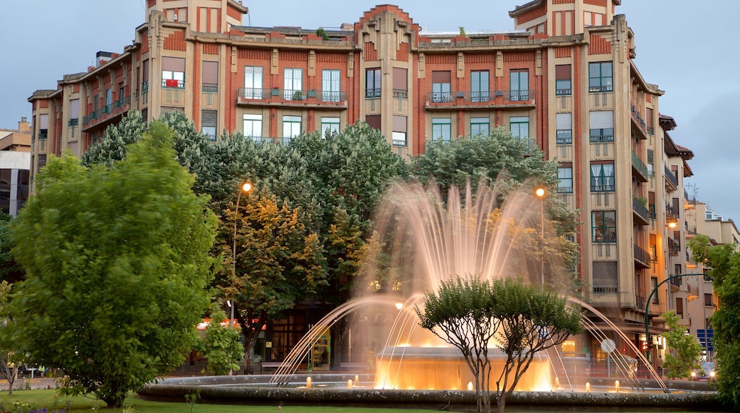 Plaza Principe de Viana showing a city, a fountain and heritage elements