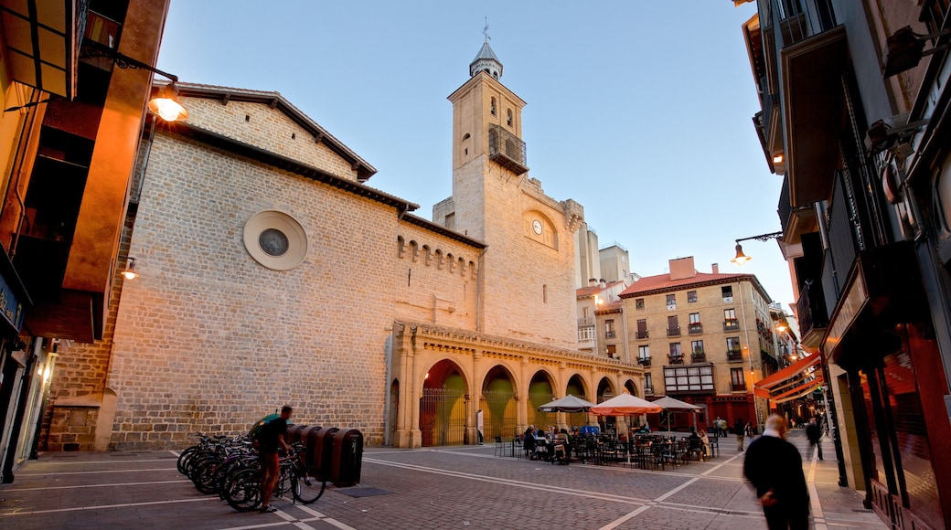 San Nicolas-kyrkan som inkluderar historisk arkitektur och en stad