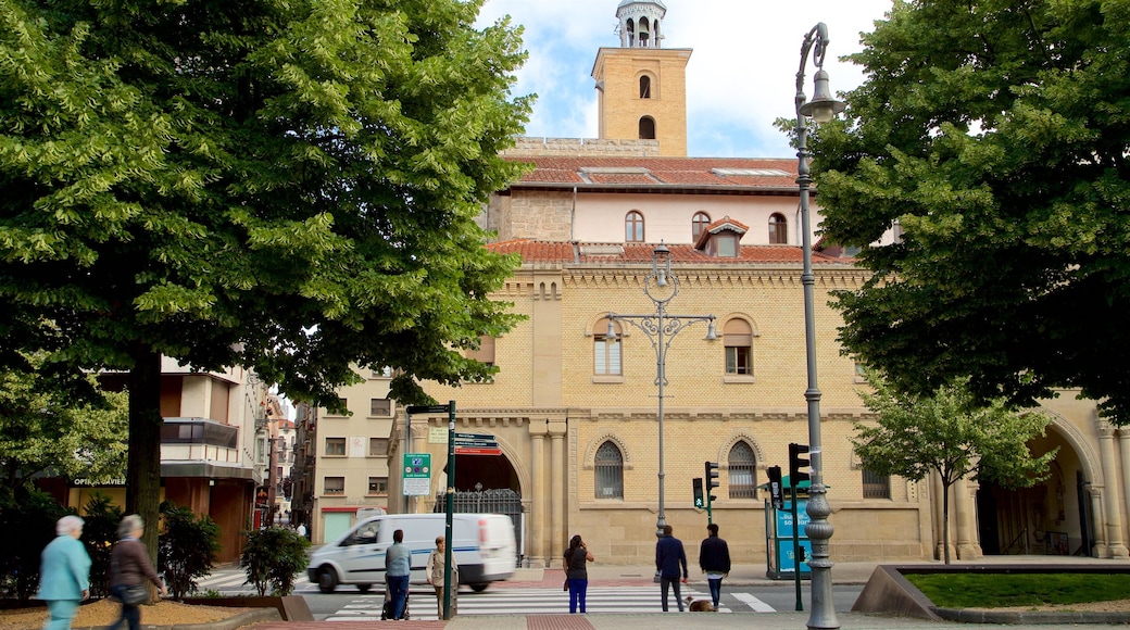 Iglesia de San Nicolás mostrando strade e oggetti d\'epoca cosi come un piccolo gruppo di persone