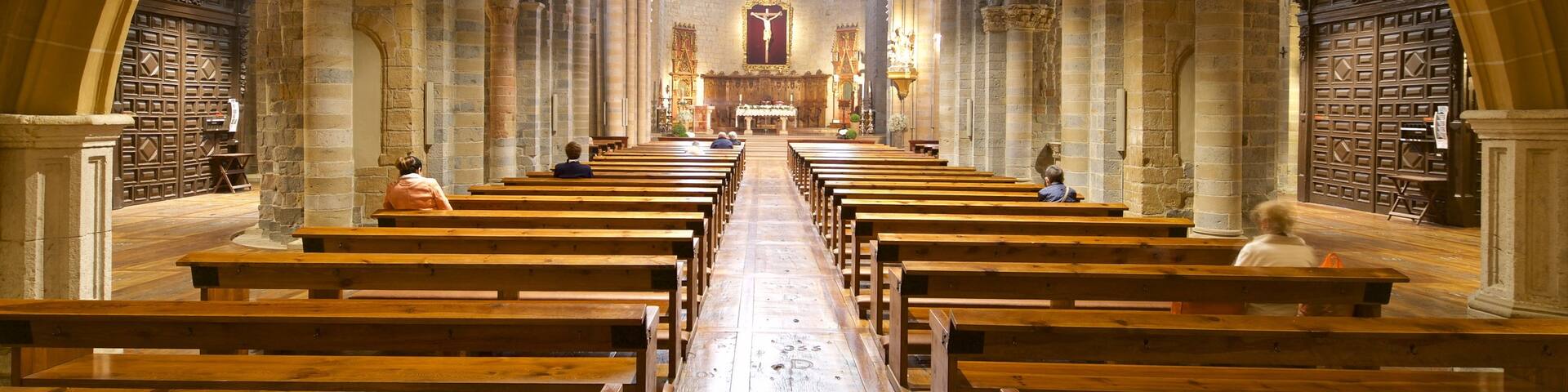 Iglesia de San Nicolas featuring interior views, heritage elements and a church or cathedral