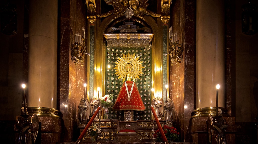 Iglesia de San Nicolás che include chiesa o cattedrale, oggetti d\'epoca e vista interna