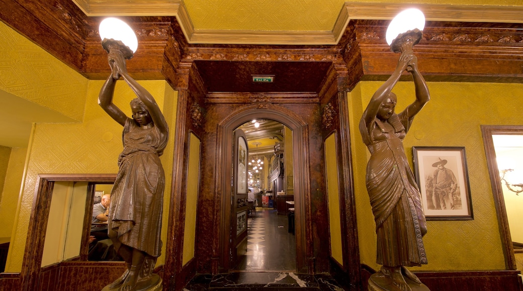 Pamplona showing a statue or sculpture, interior views and heritage elements