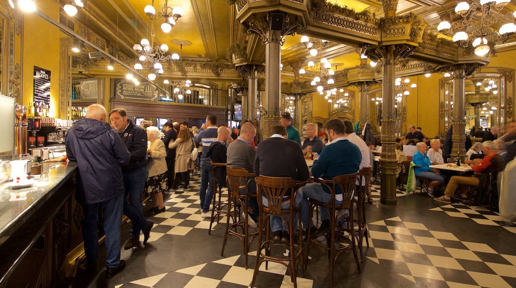 Pamplona que incluye vistas de interior, restaurantes y elementos patrimoniales