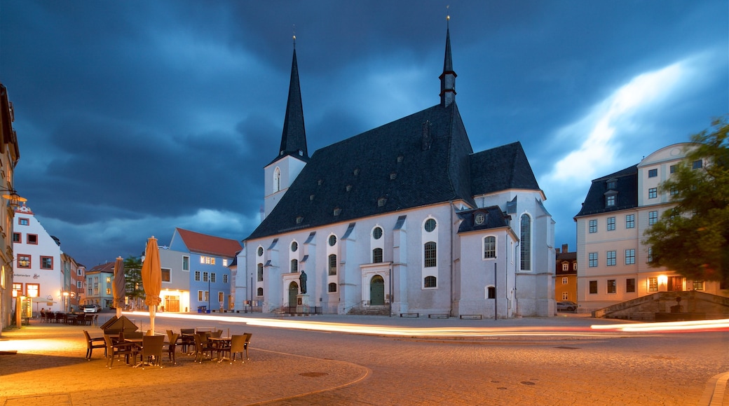 Stadtkirche St Peter und Paul que incluye una iglesia o catedral y escenas nocturnas